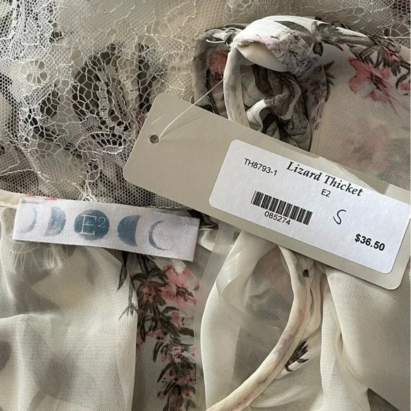 🤍Boutique E2 Cold Shoulder Floral Top - Picture 6 of 7